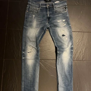 Blå jeans från Replay - Replay ambass i strl 32💫 Riktigt feta i bra skick 9/10. Fråga gärna om du har funderingar
