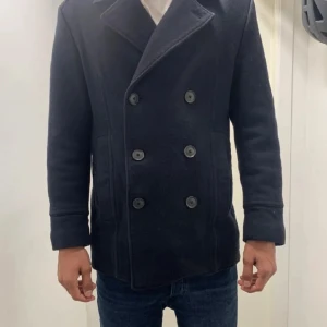 Hugo boss rock kashmir  - Säljer nu denna Hugo boss rock i kashmir blandning, perfekt nu till vintern❄️Rocken är en blandning mellan bomull och lite kashmir! Liten defekt vid kragen förekommer (kom privat för bild) | Nypris ligger på 5300 kr🌟Vid fler bilder/frågor hör gärna av er🤩