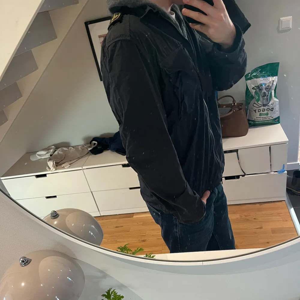 Säljer en riktigt snygg svart stone island overshirt. Funkar bra till hösten och våren.. Jackor.