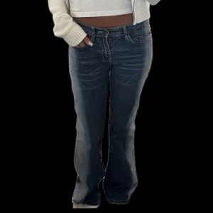 Blå bootcut jeans - Säljer ett par snygga blå bootcut jeans med blekningsdetaljer på sidorna och i bra skick. De är mellan lågmidja och midwaist i midjan skulle jag säga. Väldigt sköna och passar till det mesta! Jag är 169 och passar bra i längden.