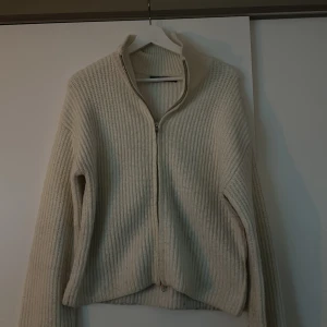 Vit stickad  - Vit stickad tröja från bikbok med dragkedja framtill. Skön och varm till höst och vinter!🤍