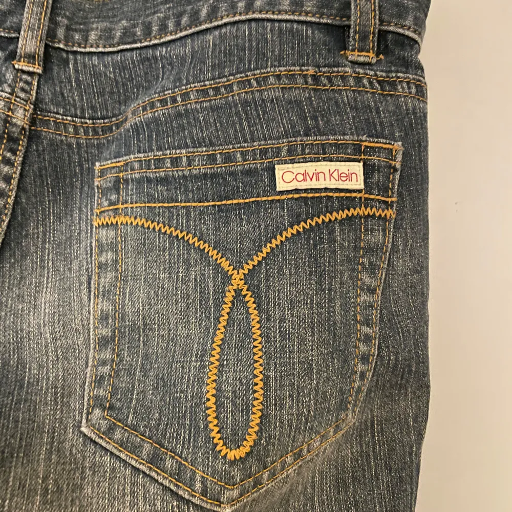 Säljer ett par snygga Calvin Klein jeans i bootcut-stil. De är i en klassisk blå denim med coola sömmar på bakfickorna. Perfekta för både vardag och fest! 🕺En defekt förekommer, syns på första bilden nere vid foten. Jeans & Byxor.