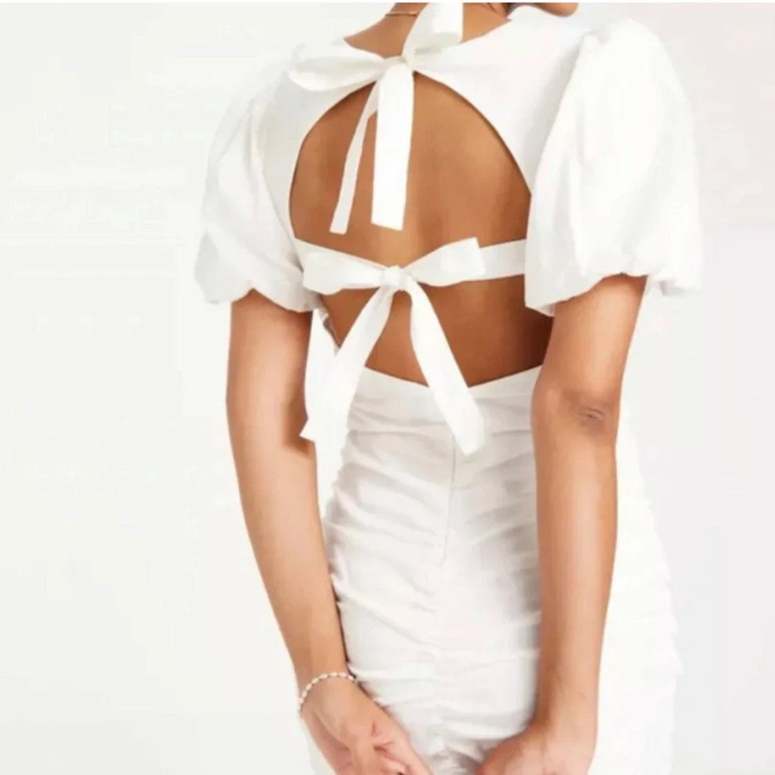 Vit klänning med puffärmar - 90