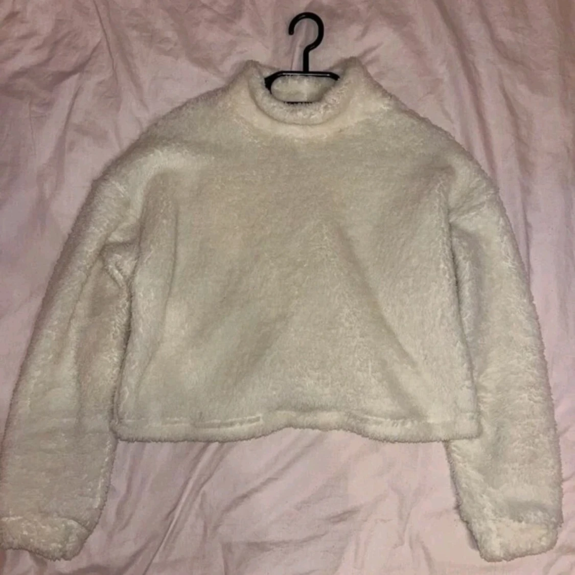 Vit fluffig tröja