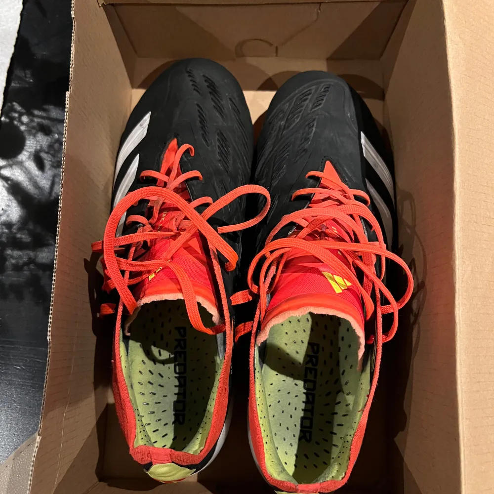 Adidas Predator Elite AG i sjukt bra skick. Har ingen box eller påse tyvärr då kah köpte dom second hand. Storlek 41 1/3. Högsta modellen!. Skor.