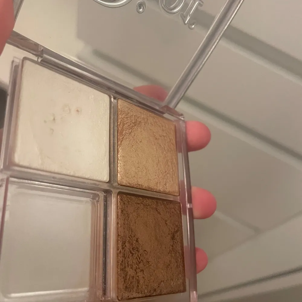 DIOR backstage glow face palett i färgen Universal, köpt för 600 kr!! jätte fina färger att använda på ens bronzer och kinder/ansiktet, använde upp den rosa färgen och men dom andra är knappt använda, bara enstaka gånger! skriv vid intresse. Skönhet.