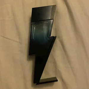 Bad boy parfym 47 ml - Säljer en nästan oanvänd bad boy av Carolina herrera parfym de är cirka 40 ml kvar. Den luktar väldigt gott men jag får ingen användning av den därför säljer jag.