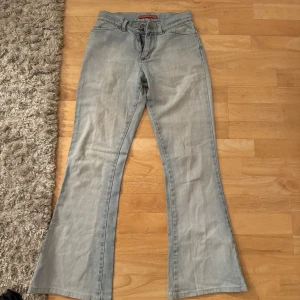 Ljusblå bootcut jeans från Diesel - Säljer ett par ljusblå bootcut jeans från Diesel. De  är i bra skick. Jag kan ej använda dem då de är för små! Jag har inga bilder med dem på heller, dem är bootcut å super snygg ljus blå färg! Midjemått rakt över är 34cm och innerbenslängd 77💞