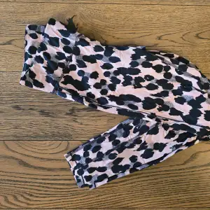 Säljer flera par snygga leggings med olika mönster och färger. Perfekta för träning eller vardagsbruk. De har hög midja och är i mycket bra skick. Välj mellan leopardmönster, ormmönster eller en cool lila med kontrastlinjer.