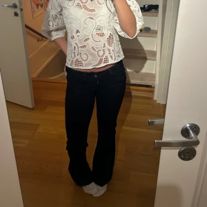 Lågmidjade jeans  - Säljer ett par superfina populära jeans som är slutsålda. Jeansen jag säljer är helt nya med prislapp kvar, då jag råkat köpa 2 par och tiden för retur har gått ut. 🤗w:25 L:32