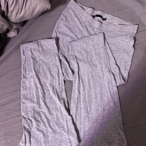 Grå mjukisbyxor - Superbekväma grå mjukisbyxor från lager i storlek M. Perfekta för en chill dag hemma eller en snabb tur till affären. De är gjorda i mjukt bomullsmaterial och har en loose passform för extra komfort. Ett måste för alla som älskar att mysa!