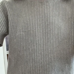 kortarmad grå 🩶 - den är i skön material och sticks inte alls !! tröjan är från zara med öppen rygg🩶🩶