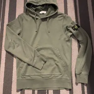 Tja! Säljer nu denna hoodien från stone Island den är perfekt skick, ändvänd ett fåtal gånger som är perfekt nu inför höst och vinter. Ny pris 3500kr, pris kan diskuteras vid snabb affär! 