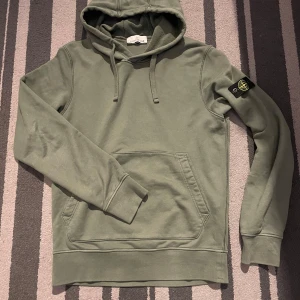 Stone Island hoodie - Tja! Säljer nu denna hoodien från stone Island den är perfekt skick, ändvänd ett fåtal gånger som är perfekt nu inför höst och vinter. Ny pris 3500kr, pris kan diskuteras vid snabb affär! 