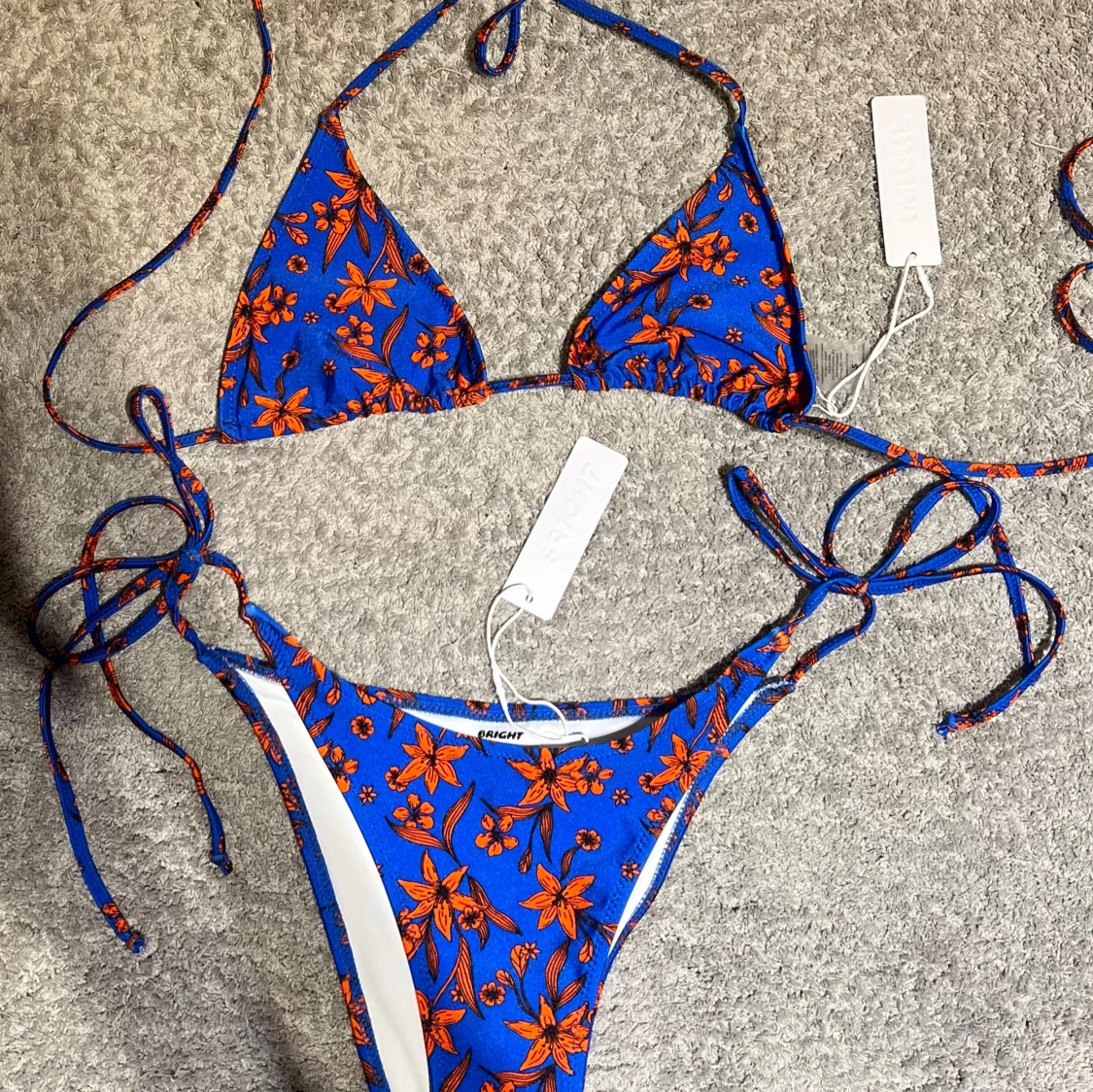 Blå blommig bikini med knytband