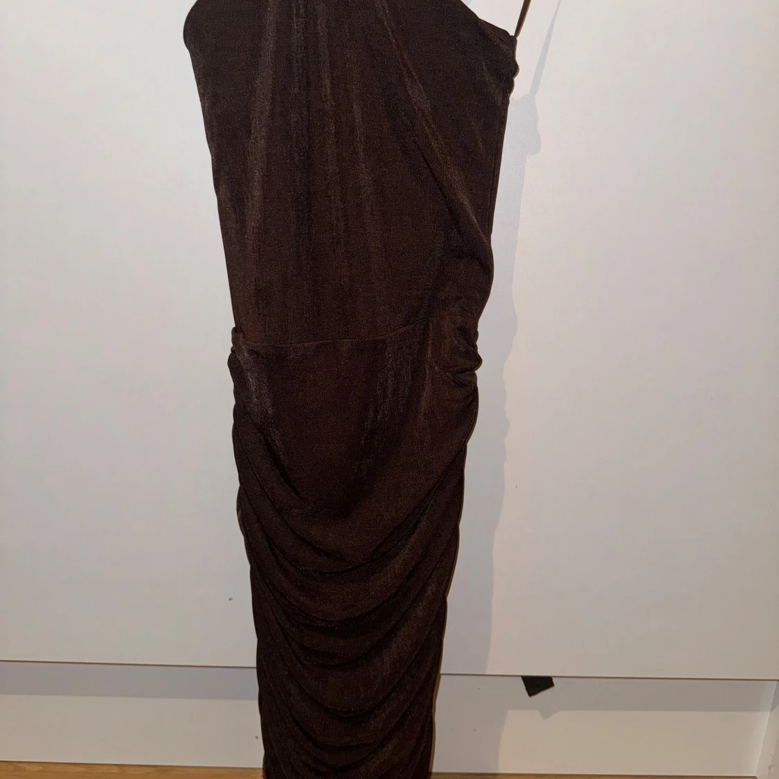 Brun oneshoulder klänning