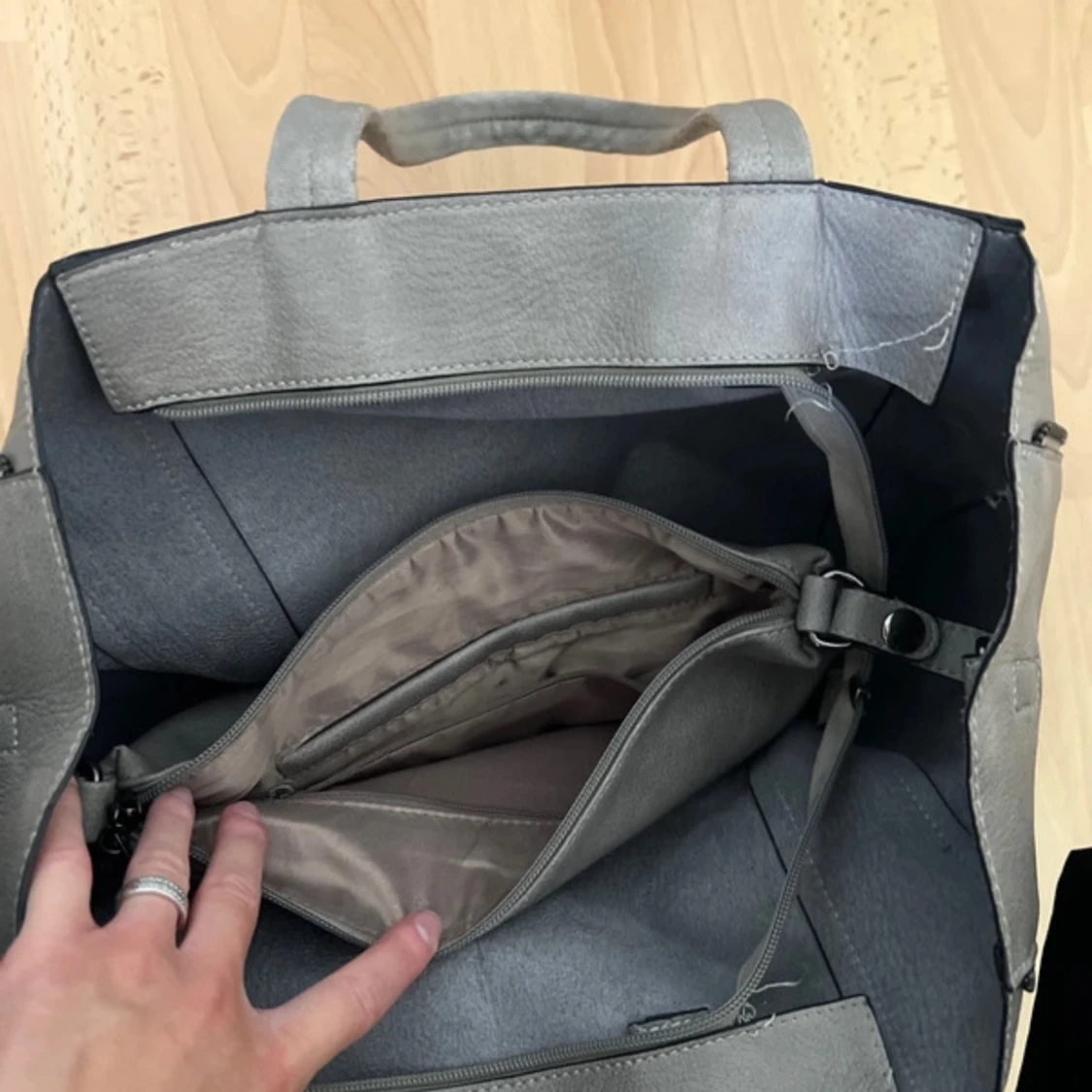 Grå axelväska med glitter - 92