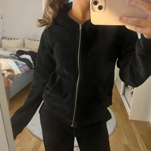 Svart fluffig zip-up hoodie❤️ - Säljer min jättemysiga fluffiga Gina Tricot zip-up hoodie i nyskick, använd fåtal gånger! Långärmad med luva, perfekt till hösten och vintern❤️Storlek S, passar även Xs och M!