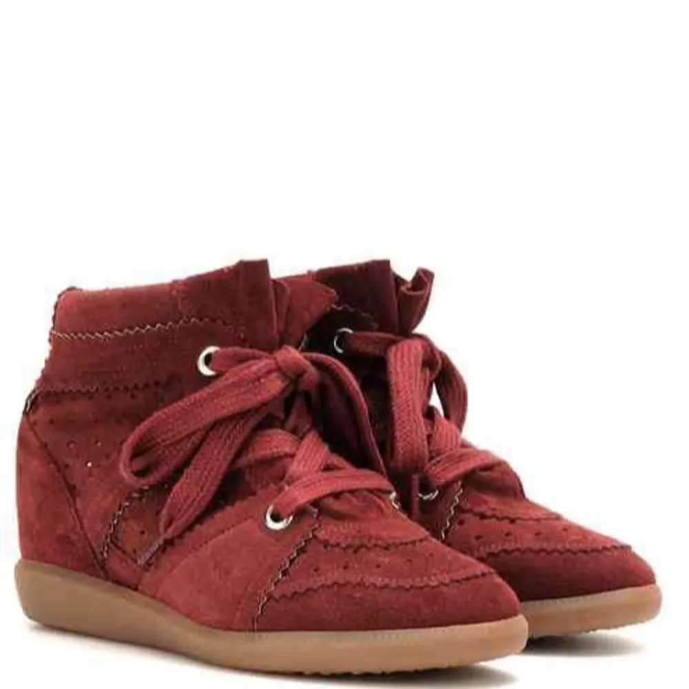 Säljer ett par snygga röda isabel marant bobby sneakers i storlek 41. Priset går att diskutera!💞💞. Skor.