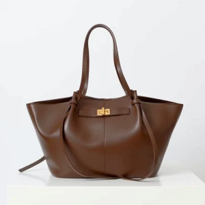 Brun axelväska i skinn - Snygg och rymlig brun väska från ginatricot. Perfekt för vardag. Köpt för 500kr säljer den för 300kr (pris går att diskutera)💕🌷🍂