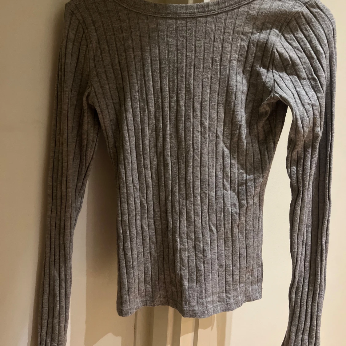 Grå ribbad tröja från Hollister - 93