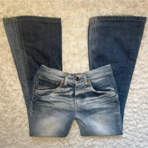 Lågmidjade jeans - Intressekoll på de här snygga lågmidjade bootcut jeansen i bra skick!Storlek s,skriv för mått💓