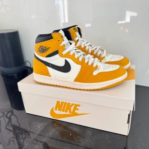 Air Jordan 1  - Air jordan 1 retro high OG Yellow Ochre Storlek 43, använt ett par gånger, nästan som nya. Svarta snörern ingår också.