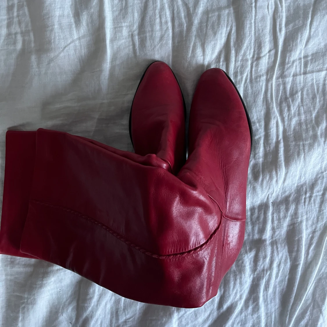 Röda skinnstövlar med klack - 90