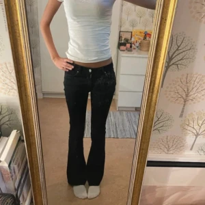 Svarta low bootcut jeans från Gina - Säljer ett par svarta bootcut jeans från Gina Tricot i storlek 34 De är i mycket bra skick och har en snygg passform 🖤