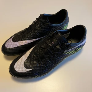 Nike Hypervenom fotbollsskor i svart och vit - Säljer ett par Nike Hypervenom. Skriv för mer info