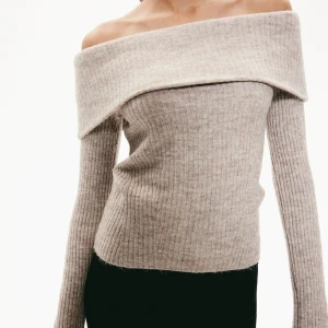 Off shoulder tröja  - Helt oanvänd, stickad,  off shoulder tröja som inte kommit till användning. Tröjan är endast provad men har ett väldigt skönt material och passar perfekt nu till vintern!❄️Ganska tjockt material så det känns lite lyxigare💗Skriv vid fler funderingar