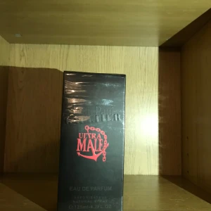 Ultra Male Eau de Parfum från Jean-Paul Gaultier - Säljer en ny och oöppnad Ultra Male Eau de Parfum från Jean-Paul Gaultier. Flaskan är 125 ml och kommer i en snygg svart förpackning. Perfekt för den som vill ha en kraftfull och maskulin doft. Passar både till vardags och fest. 🌟Orginal pris ligger på runt 1400kr. Priset kan diskuteras
