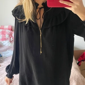 Den perfekta blusen - Den perfekta blusen, så fin till både skola och jobb. Går att knyta 🤍