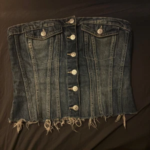 Jeans-korsett från Zara - Säljer super fin jeans-korsett från Zara i storlek M. Passar både M och S. Pris kan diskuteras privat!