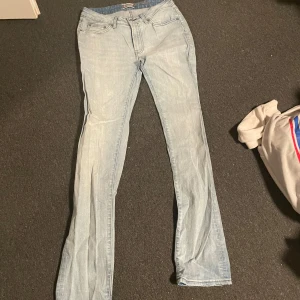 Ljusblå jeans - Säljer ett par ljusblå jeans i slim fit, bra skick. Säljes pga att jag inte använder länge 