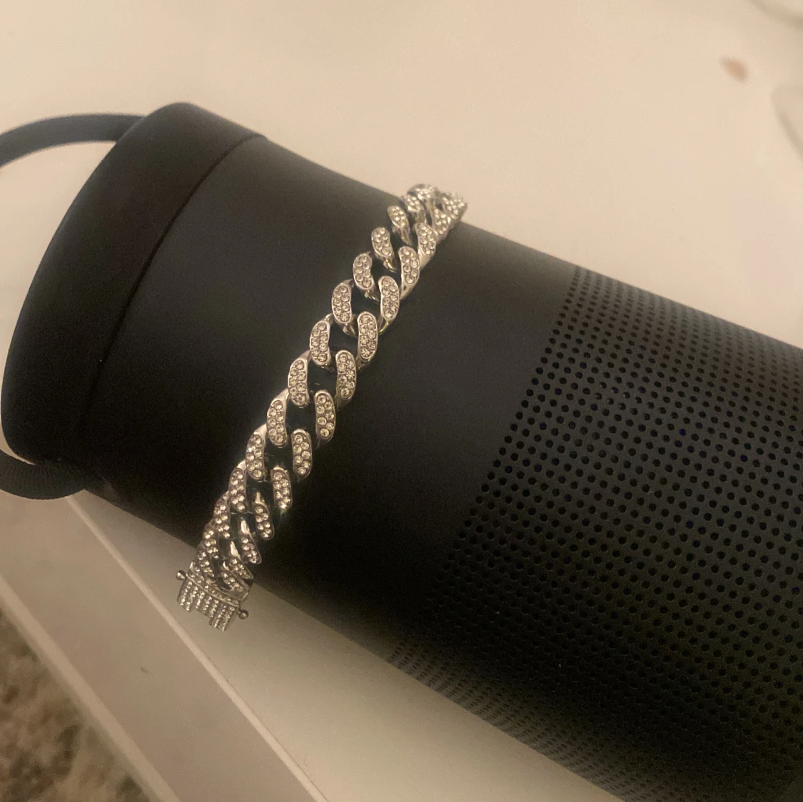 Silverfärgat armband med glittriga detaljer - 91