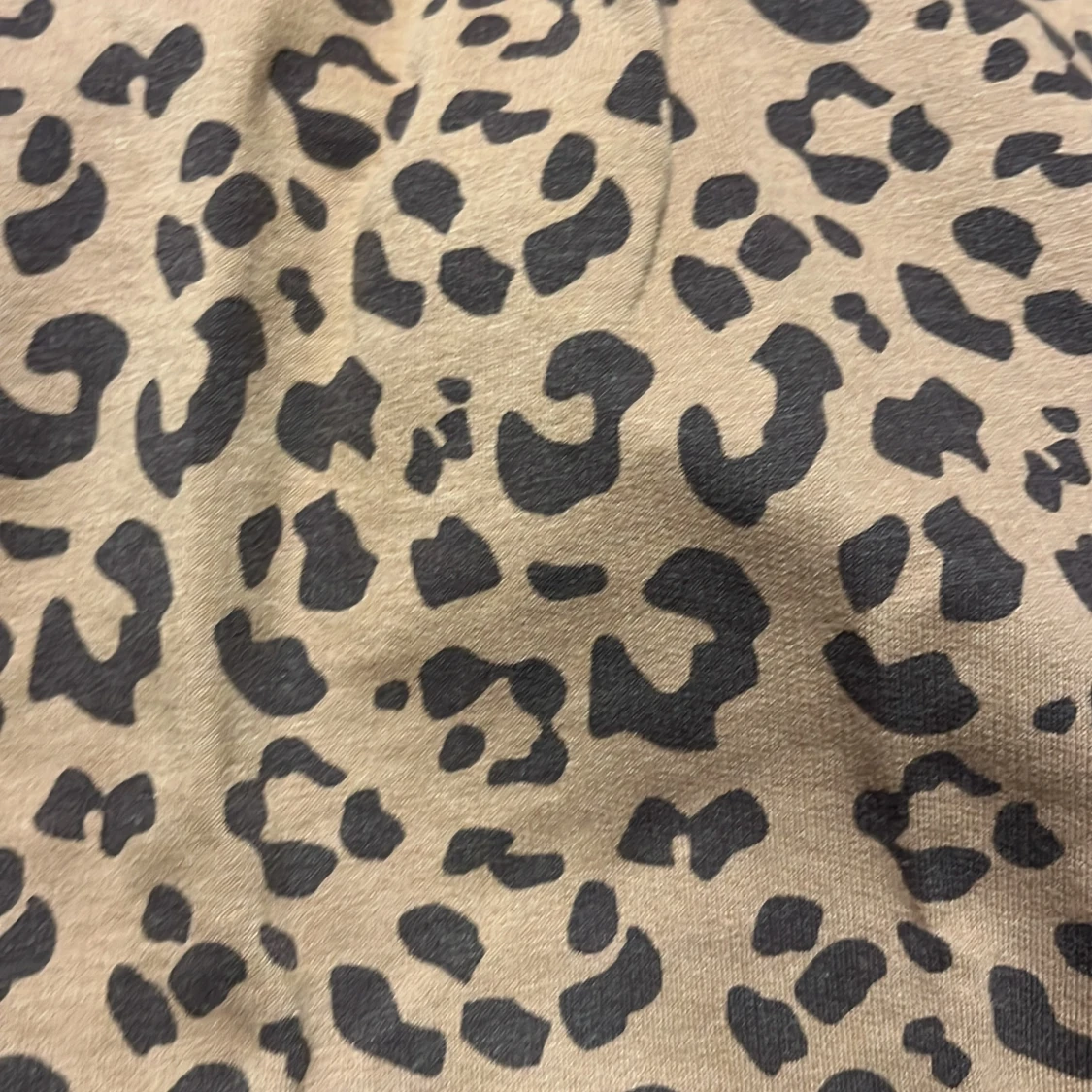 Leopardmönstrad klänning med text - 91