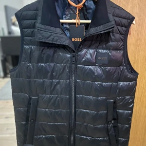 Hugo Boss väst - Säljer nu min Hugo Boss väst jag köpte i somras i Italien, västen är helt oanvänd och har alla prislappar kvar, den är i storlek M. Nypris på västen är 2200kr men säljer den nu för 1000kr.         Vid frågor eller funderingar så är det bara att skriva!