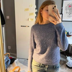 Ljusblå stickad tröja - Säljer en supermysig ljusblå stickad tröja. Perfekt för kyliga dagar med sin mjuka och varma känsla💕passar mig som har s/m