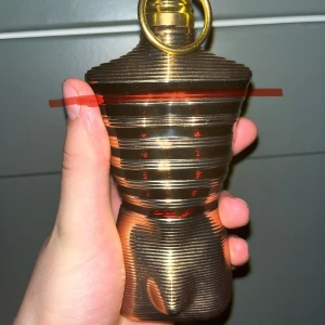 Jpg le male elixir - En jpg le male elixir som är en söt vaniljeg doft perfekt för vinter, den enda defekten är på burken som har små bucklor man kan se det på sista bilden. Pris kan diskuter vid snabb affär det är ungefär 110ml kvar i den.