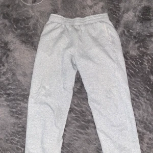 Nike mjukisbyxor loose fit - Säljer ett par grå mjukisbyxor från Nike. Dem har en riktigt skön loose passform. XL men sitter som M-S. i bra skick, lite slitet allra längst ner inget man tänker på kan skicka bild privat. kom gärna privat för mer bilder eller frågor
