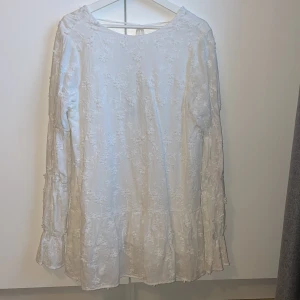 Populära na-kd klänningen🤍 - Ska nu sälja min älskade studentkläning från na-kd då jag känner att den tyvärr inte kommer komma till användning av mig nå mer🤍verkligen en otrolig klänning och så luftig och skön.