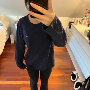 Mörkblå långärmad tröja från Ralph Lauren - Säljer en långärmad mörkblå tröja från Ralph Lauren, använd få gånger💕