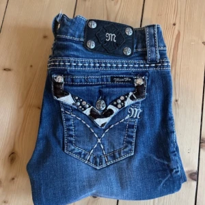 Miss me bootcut - Par 5  Midja:36 Ytterben:104 Innerben:82 Benöppning:22 Rise:20  W27 Skriv om du har frågor😇  Pris är absolut diskuterbart Skriv innan du köper