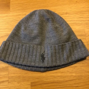 Ralph lauren mössa grå - Säljer en polo Ralph lauren mössa i väldigt bra skick nypris 800kr säljer för 300 
