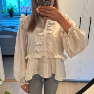 Neo noir blus - Superfin blus från Neo Noir. Oanvänd. Superfin blus 🥰🥰 Storlek L men uppskattar till en M❤️Nypris ca 500. 