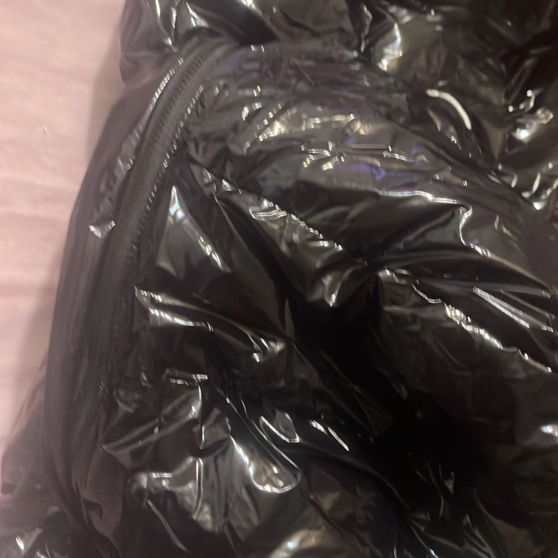 Svart glansig pufferjacka - 92