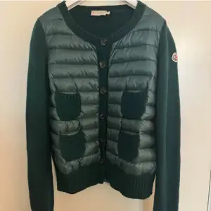 Säljer denna helt otroliga moncler cardigan i såå sjukt fin färg wow❤️❤️💖💖💖 finns qr kod till äktehetsbevis och allt❤️❤️❤️