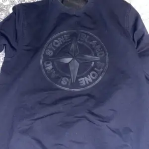 Säljer en snygg mörkblå tröja från Stone Island med deras ikoniska kompassmärke på bröstet. Perfekt för en stilren och avslappnad look. Tröjan är i bra skick och passar både till vardags och fest. Skicka ett meddelande vid intresse!