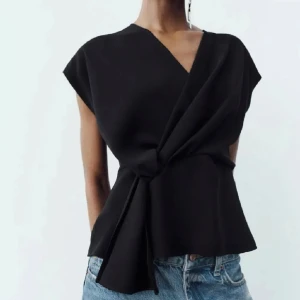 Zara topp - Jättefin knyt topp från Zara, super populär💗 Den är helt oanvänd men utan prislapp🩷